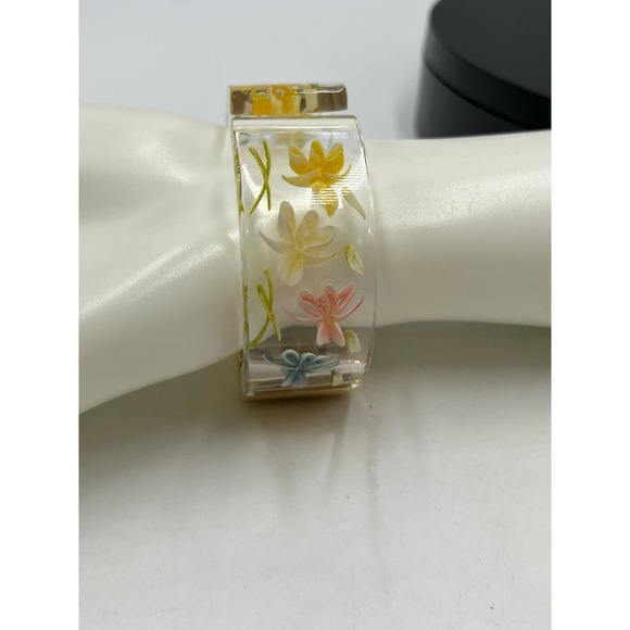 Joan Rivers Vintage Translucent Lucite Floral Wristband Watch - Picture 4 of 16